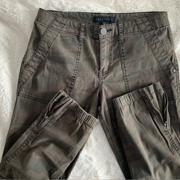 SANCTUARY Peace Trooper Camo jogger pants with side zipper at the hem. Size 25 - Picture 13 of 14